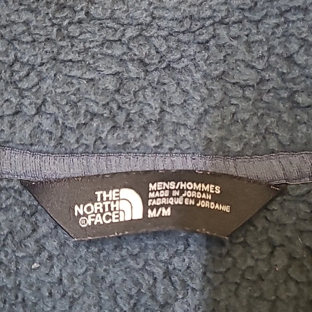 The North Face Gray Fleece Jacket for men colo blue zise m used good condition.